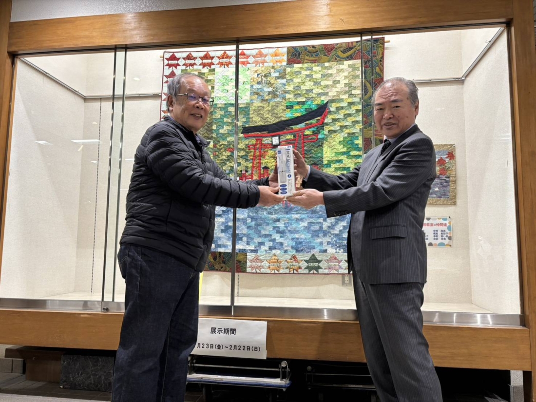 防災クイズの賞品授与